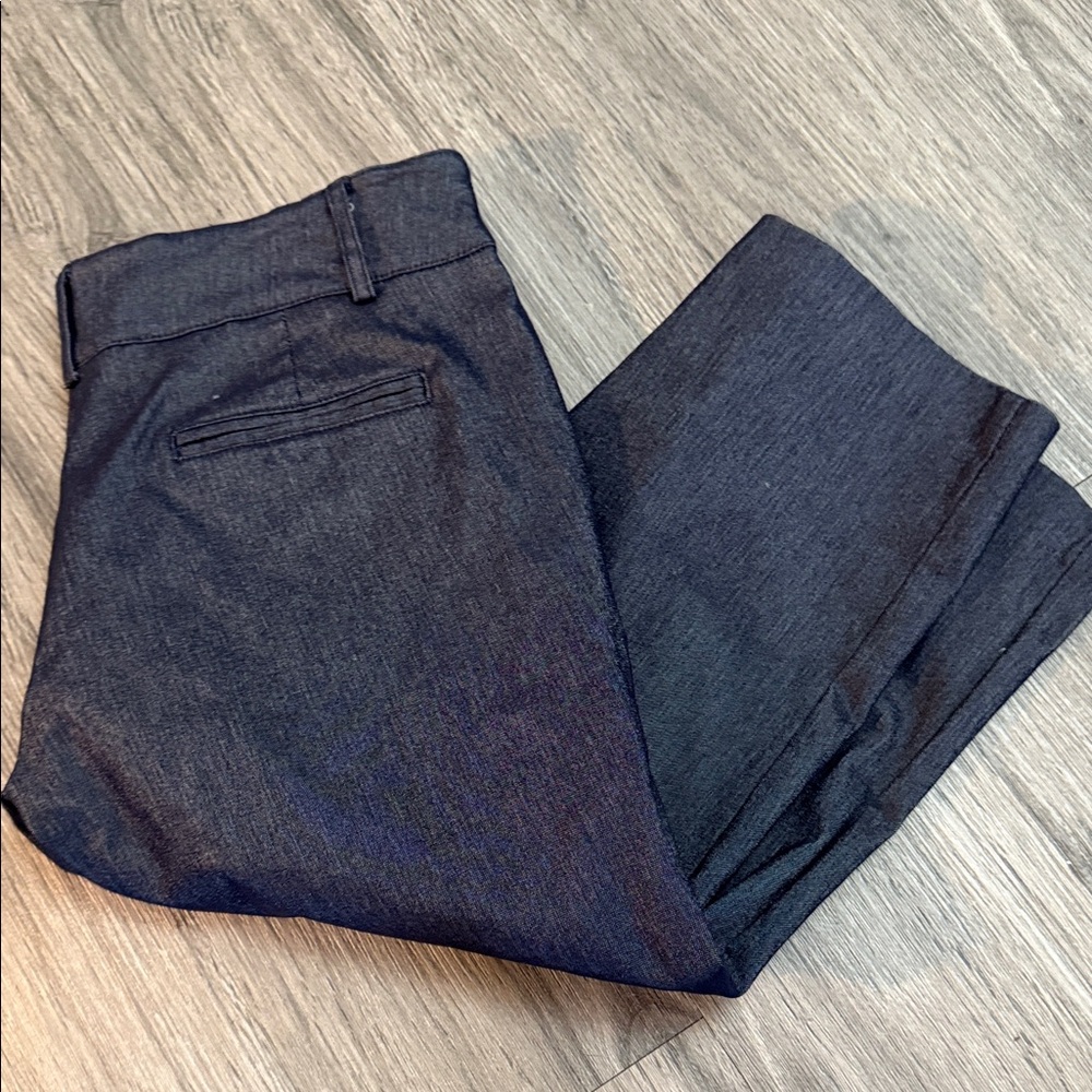 Women's Navy Capris EUC line new